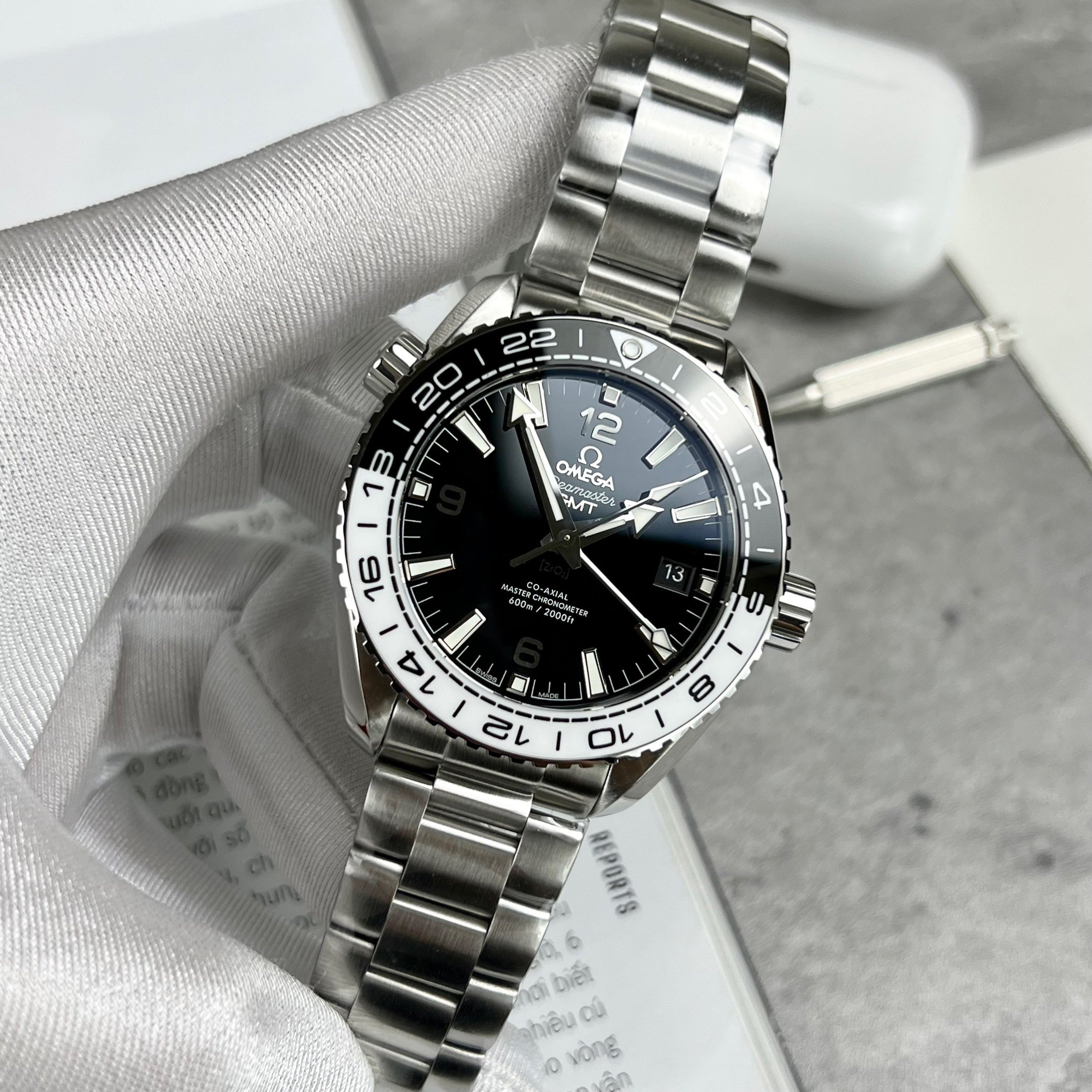 Omega Seamaster Planet Ocean 600M, schwarzes Zifferblatt vs. Fabrik 42MM