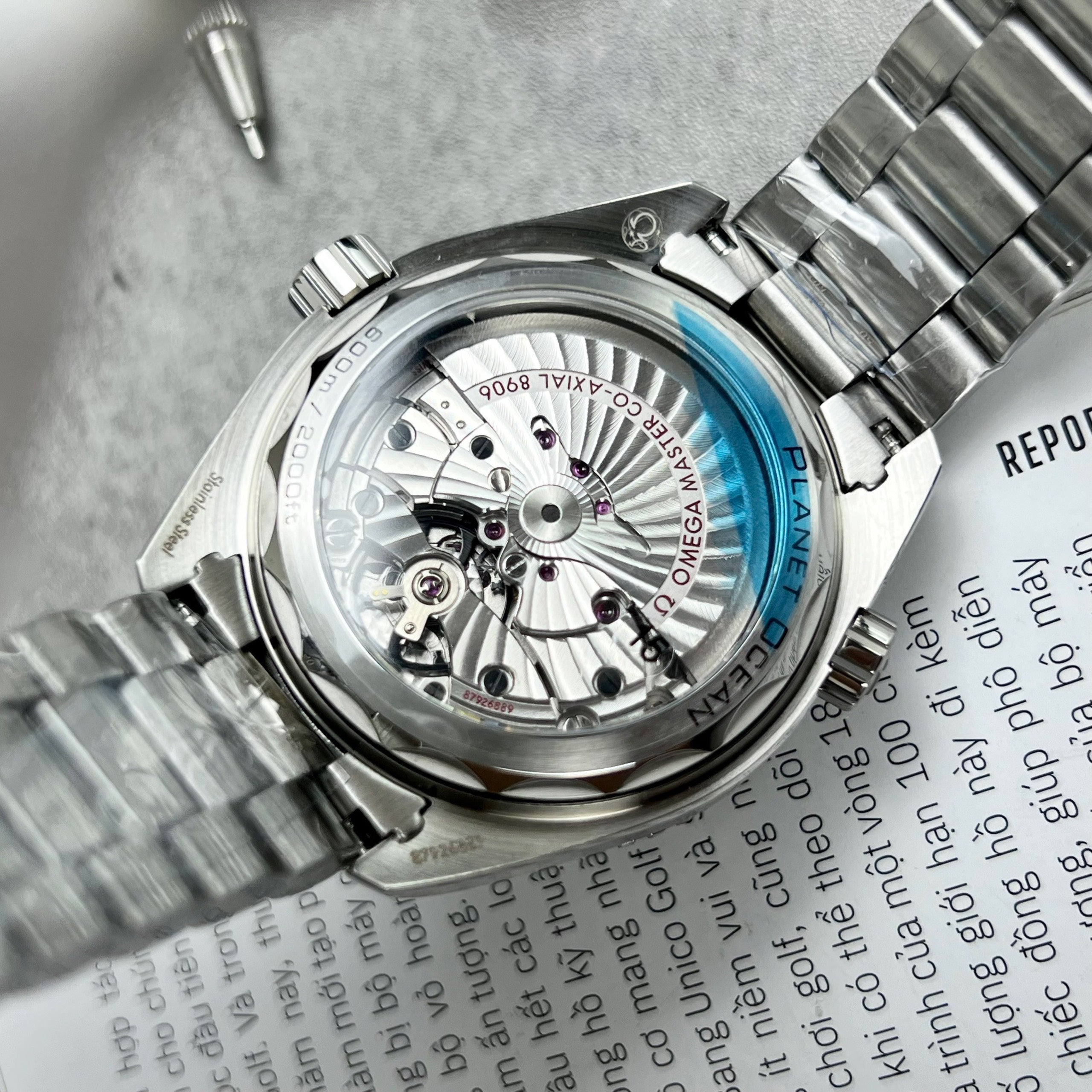 Omega Seamaster Planet Ocean 600M, schwarzes Zifferblatt vs. Fabrik 42MM