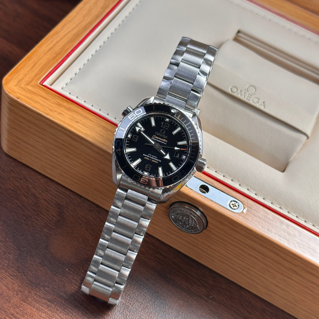 Omega Seamaster Planet Ocean 600M, schwarzes Zifferblatt, 39,5 mm