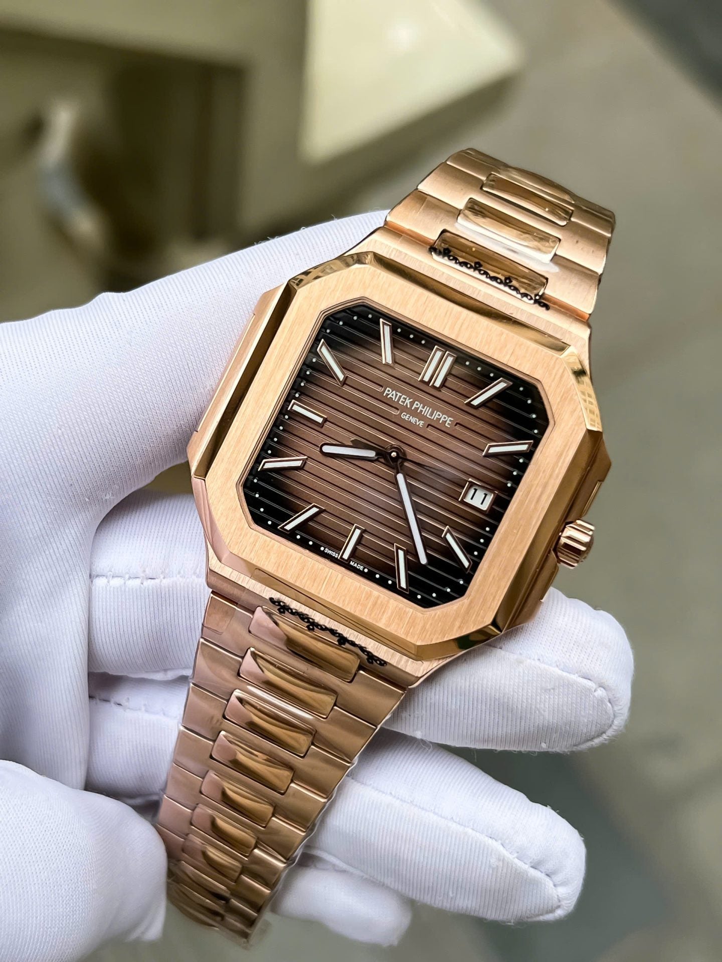 Montre Patek Philippe Cubitus 5821 en or rose, cadran carré chocolat, 45 mm