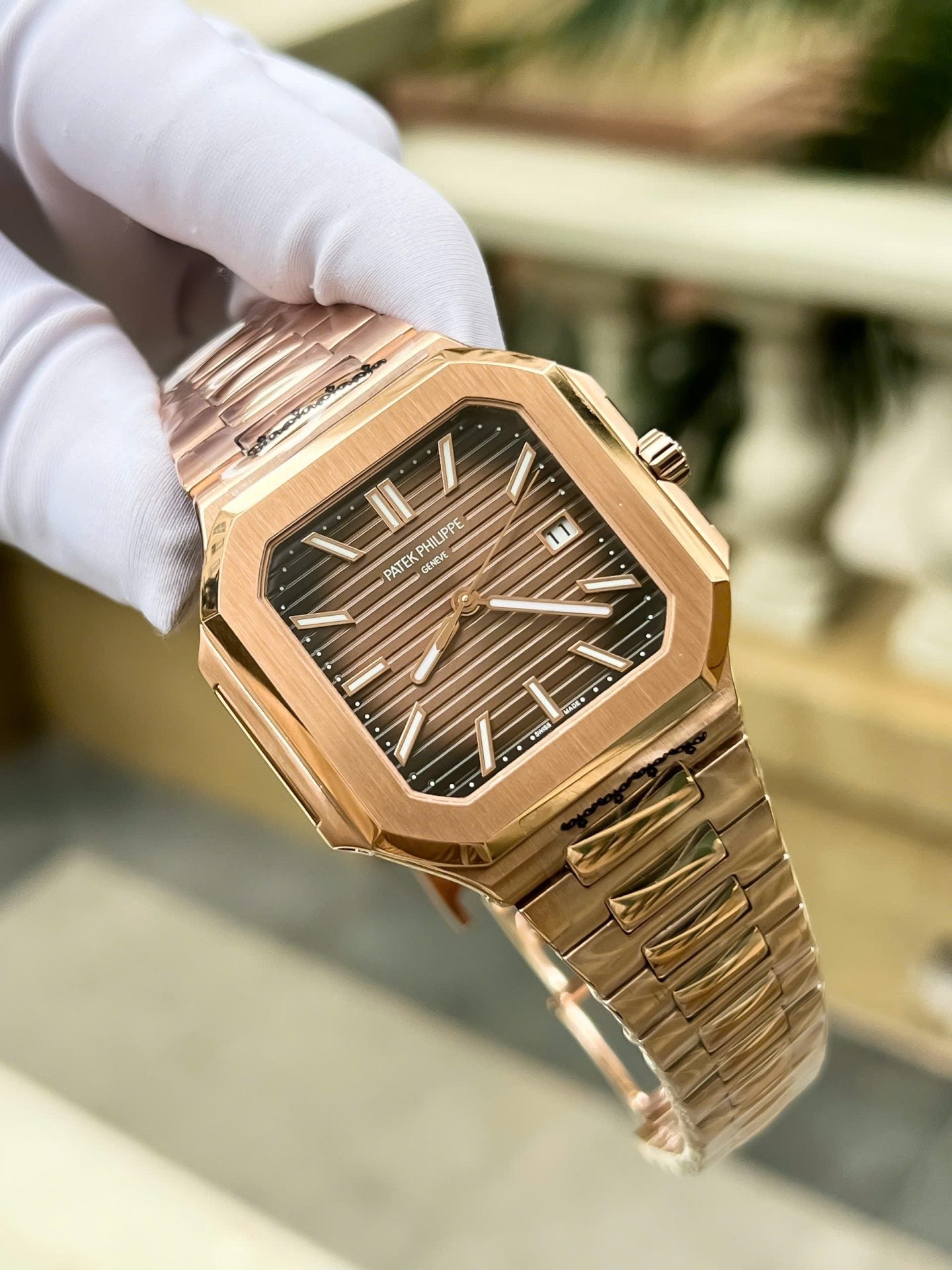 Montre Patek Philippe Cubitus 5821 en or rose, cadran carré chocolat, 45 mm