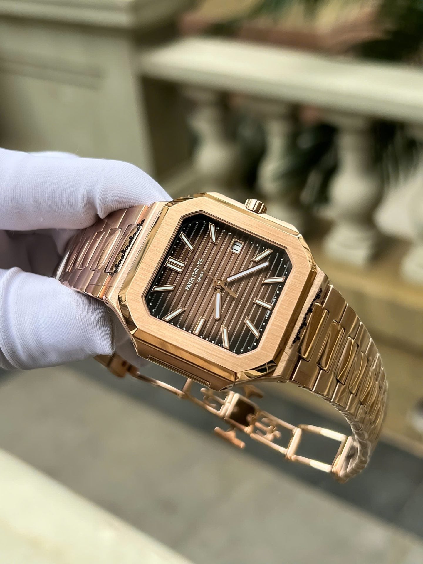 Montre Patek Philippe Cubitus 5821 en or rose, cadran carré chocolat, 45 mm