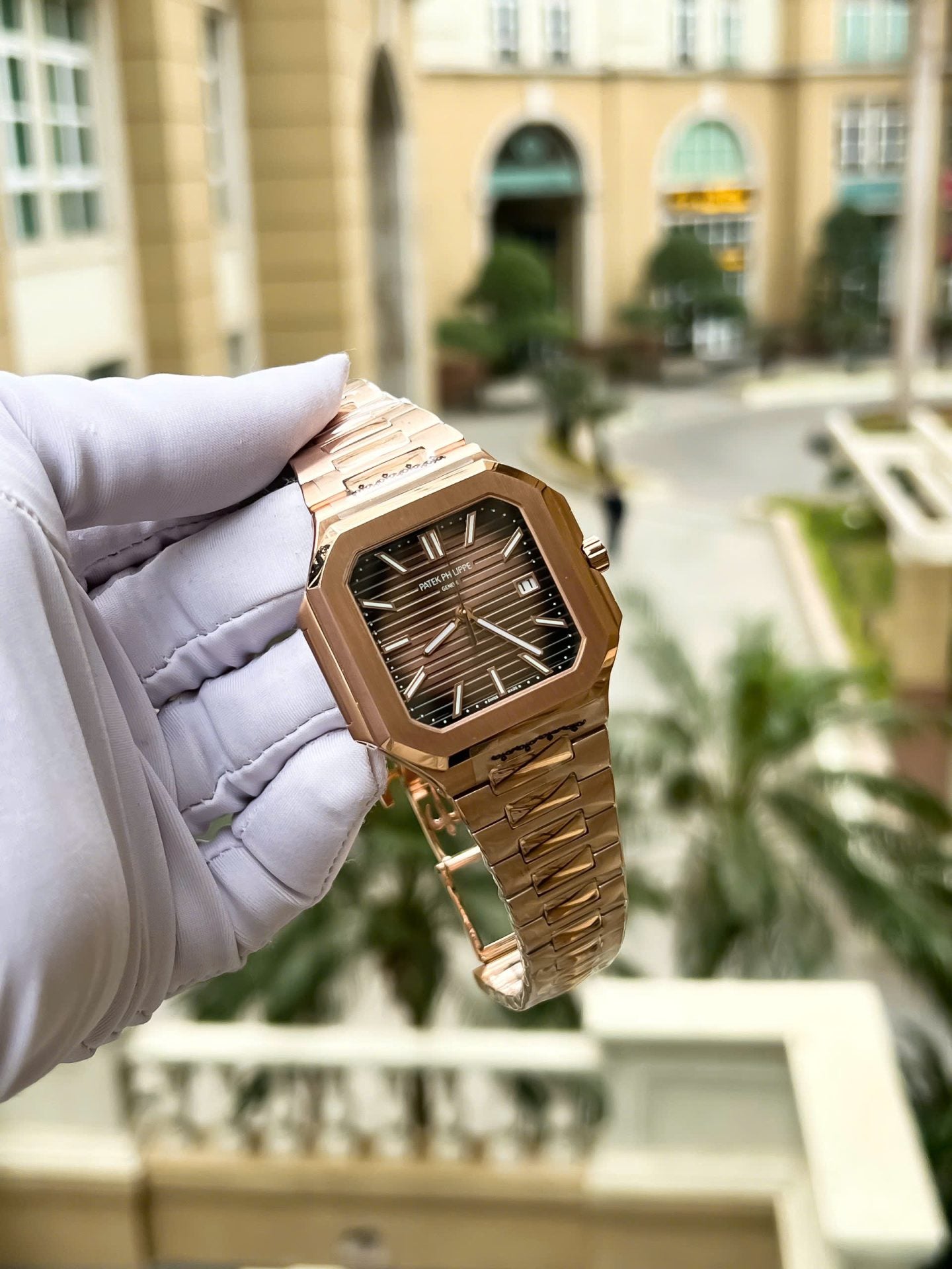 Montre Patek Philippe Cubitus 5821 en or rose, cadran carré chocolat, 45 mm
